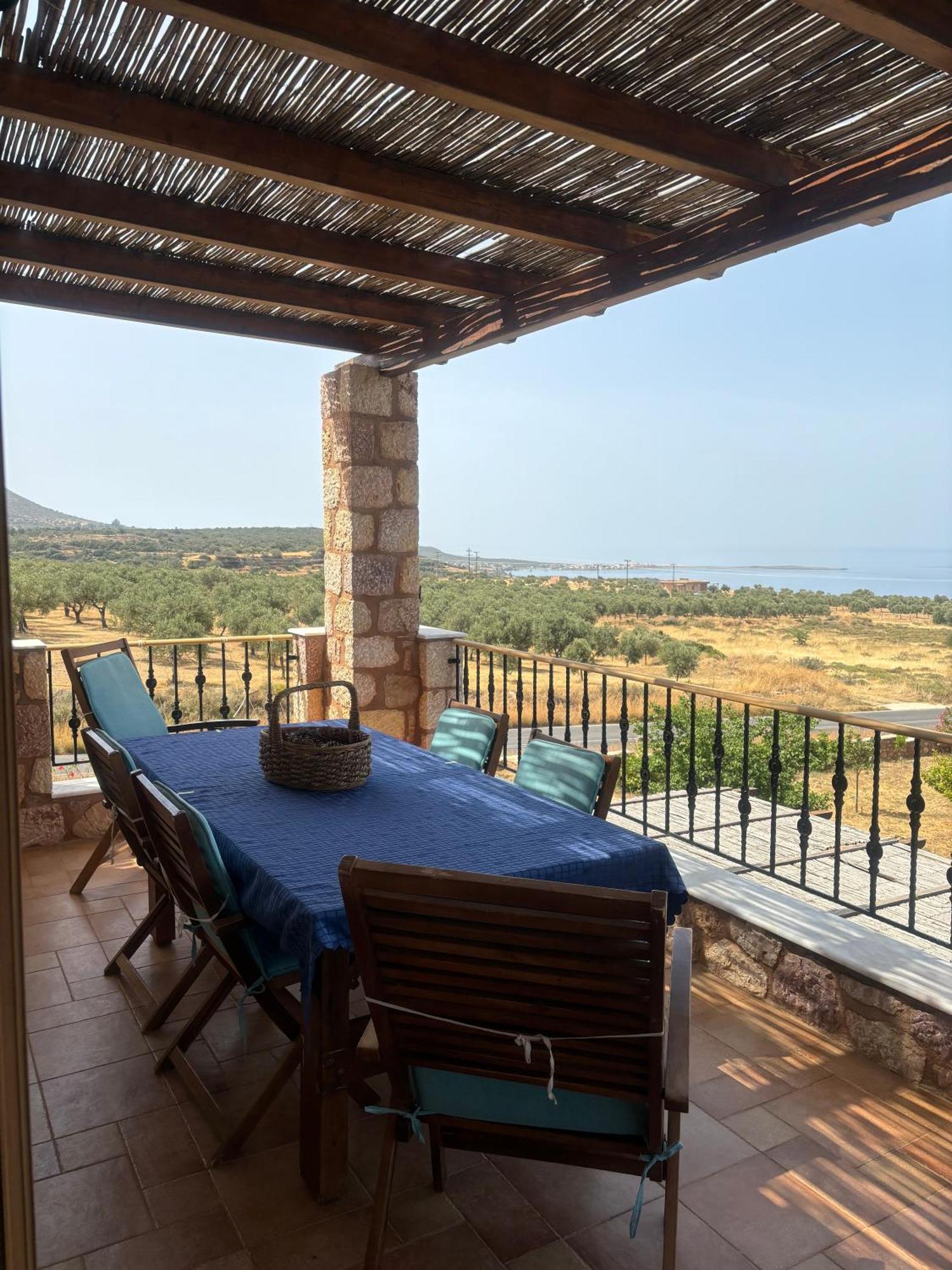 “villa Othon-leni” Villa *